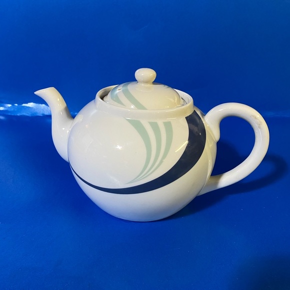 Vintage Tea Pot by Tuscany - Picture 2 of 6